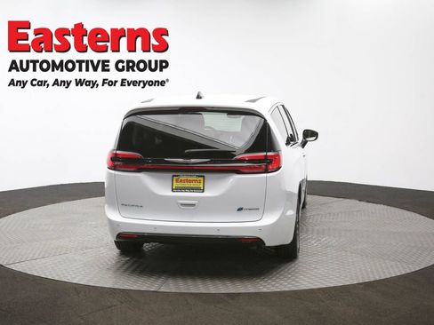 Used 2024 Chrysler Pacifica Select image 39