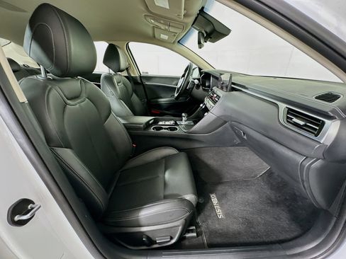 Used 2025 Genesis G70 2.5T image 30