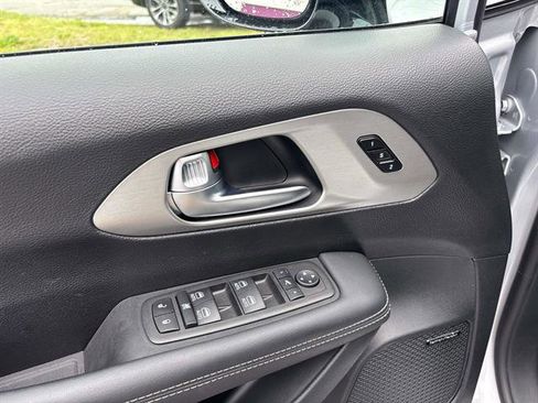 Used 2023 Chrysler Pacifica Limited w/ Uconnect Theater Family Group image 9