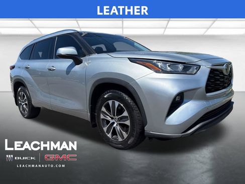 Used 2020 Toyota Highlander XLE AWD/4WD image 1