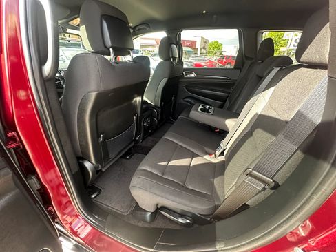 Used 2018 Jeep Grand Cherokee Laredo AWD/4WD image 10