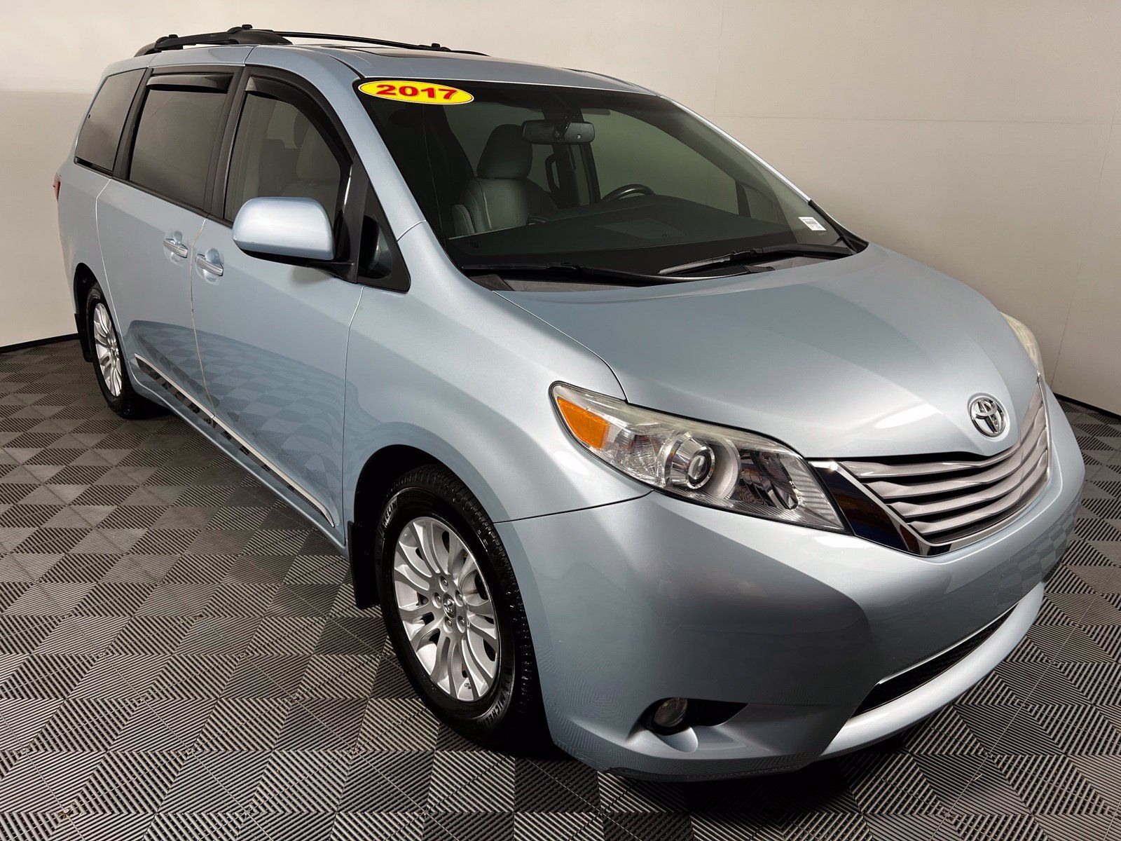Used 2017 Toyota Sienna XLE Premium FWD image 3