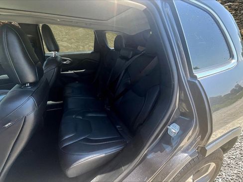 Used 2021 Jeep Cherokee Limited image 19