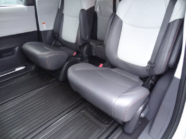 Used 2023 Toyota Sienna XSE w/ XSE Plus Package FWD image 17