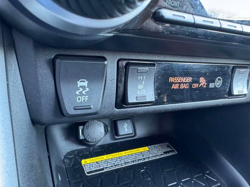 Used 2021 Toyota RAV4 XLE Premium AWD/4WD image 32