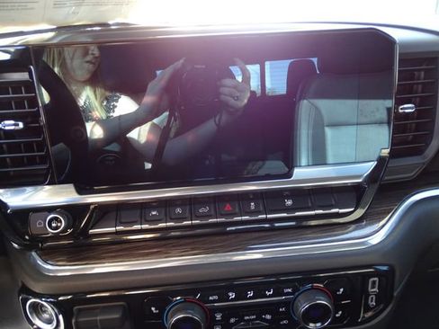 Used 2023 Chevrolet Silverado 1500 LT w/ Leather Package AWD/4WD image 33