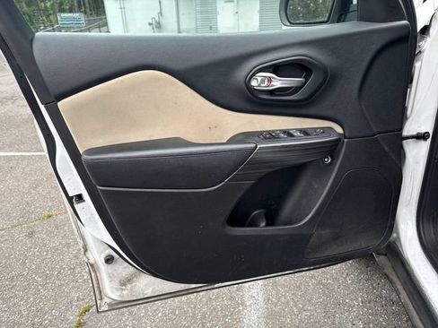 Used 2015 Jeep Cherokee Latitude FWD image 14