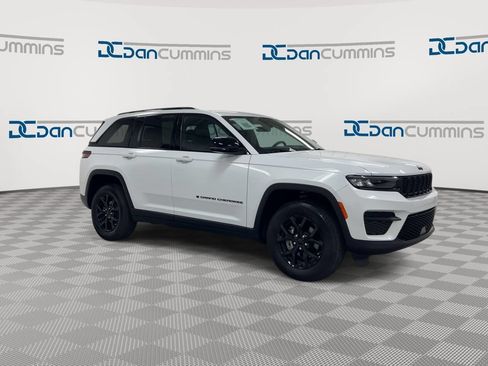 Used 2025 Jeep Grand Cherokee Altitude AWD/4WD image 2