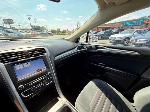 Used 2017 Ford Fusion SE w/ Fusion SE Technology Package image 23