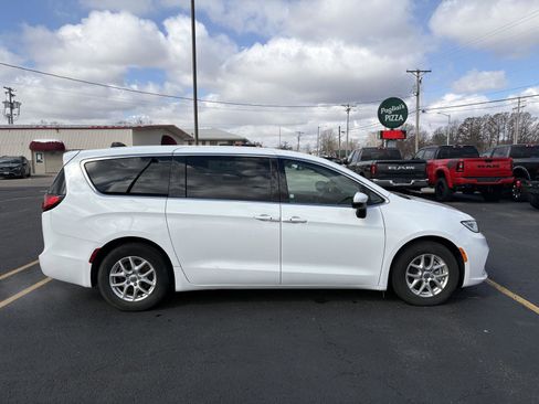 Used 2023 Chrysler Pacifica Touring-L image 23