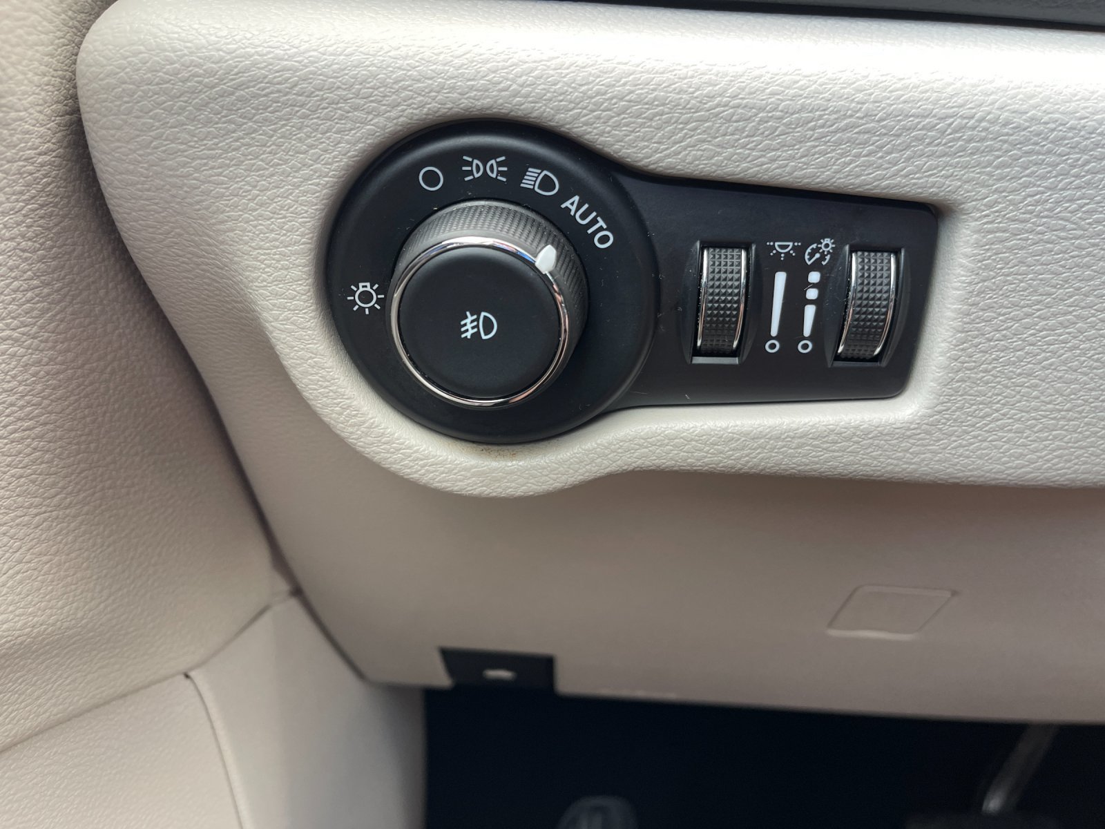 Used 2024 Chrysler Pacifica Touring-L FWD image 32