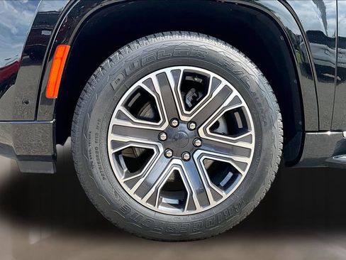 Used 2024 Jeep Wagoneer Series II w/ Flexible Seating Group RWD image 8