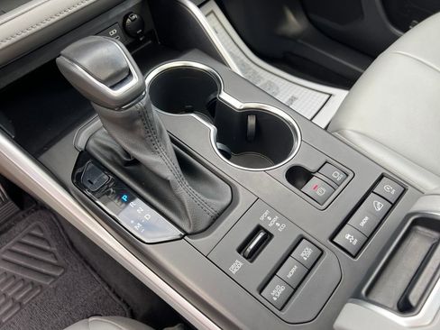 Used 2022 Toyota Highlander XLE image 22