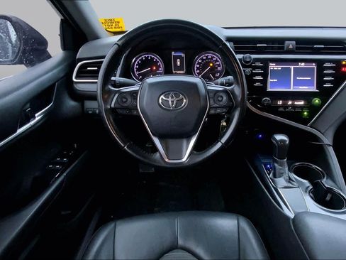 Used 2018 Toyota Camry SE FWD image 6