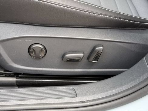 Used 2026 Volkswagen Jetta SE FWD image 25