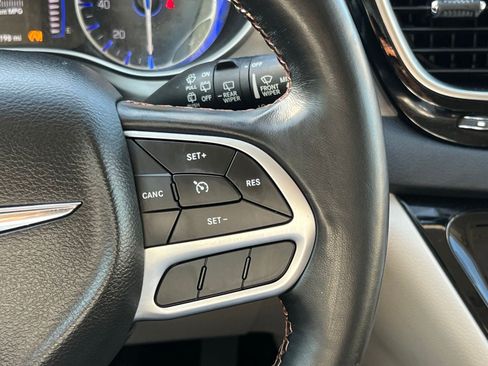 Used 2020 Chrysler Pacifica Touring-L FWD image 29
