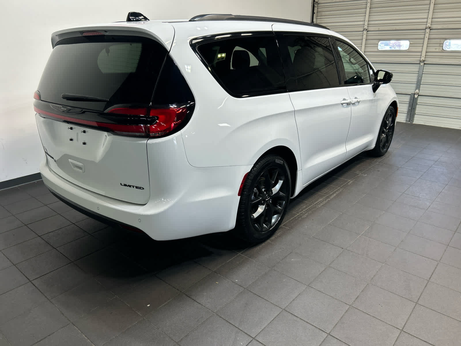 Used 2025 Chrysler Pacifica Limited FWD image 3