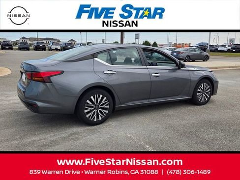 Used 2024 Nissan Altima 2.5 SV FWD image 14