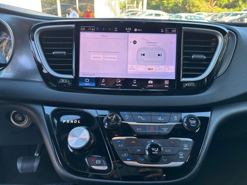 Used 2025 Chrysler Pacifica Select image 19