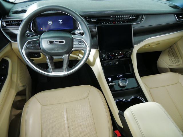 Used 2023 Jeep Grand Cherokee Limited w/ Luxury Tech Group II AWD/4WD image 4