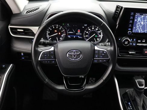 Used 2021 Toyota Highlander XLE AWD/4WD image 16