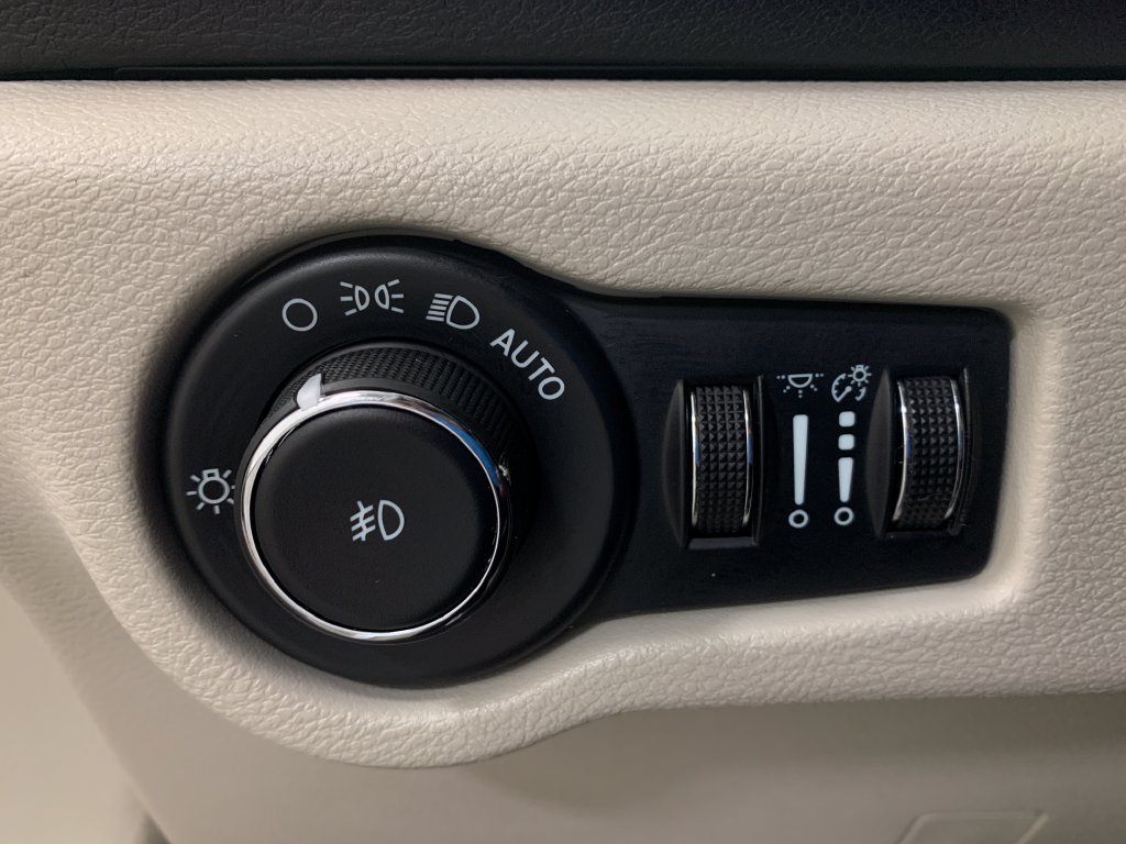 Used 2024 Chrysler Pacifica Touring-L FWD image 27