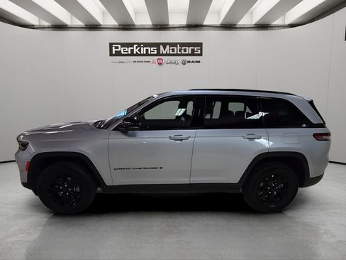 Used 2025 Jeep Grand Cherokee Altitude image 2