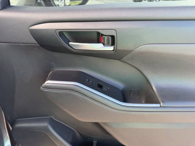 Used 2020 Toyota Highlander XLE AWD/4WD image 21