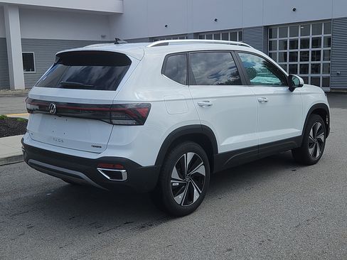 New 2026 Volkswagen Taos SE AWD/4WD image 2