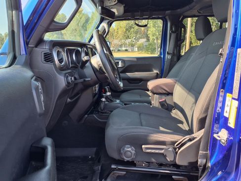 Used 2018 Jeep Wrangler Unlimited Sahara AWD/4WD image 25