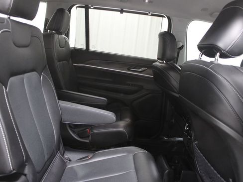 Used 2023 Jeep Grand Cherokee L Limited w/ Luxury Tech Group II AWD/4WD image 29