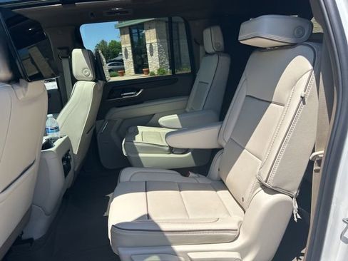 Used 2025 GMC Yukon XL Denali w/ Denali Reserve Package AWD/4WD image 11