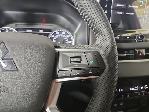 New 2025 Mitsubishi Outlander SE image 16