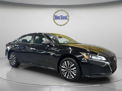 Used 2024 Nissan Altima 2.5 SV AWD/4WD image 8
