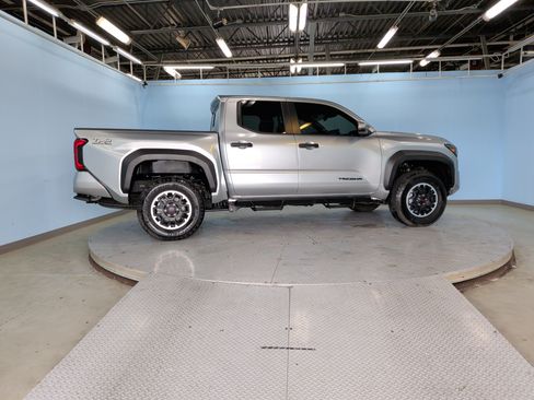 Used 2025 Toyota Tacoma TRD Sport AWD/4WD image 13