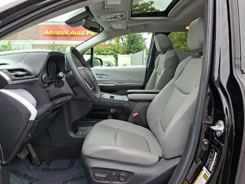 Certified 2025 Toyota Sienna XLE FWD image 13