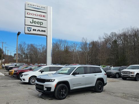 Used 2024 Jeep Grand Cherokee L Laredo image 1