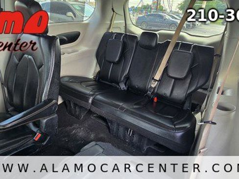 Used 2017 Chrysler Pacifica Touring-L FWD image 31