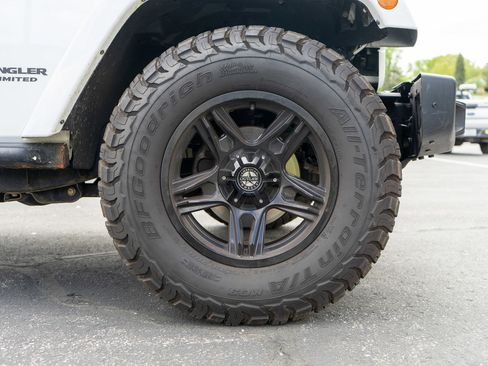 Used 2017 Jeep Wrangler Unlimited Rubicon AWD/4WD image 10