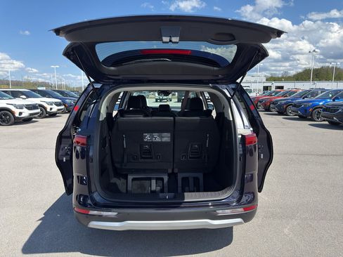 Used 2024 Kia Carnival LX image 6