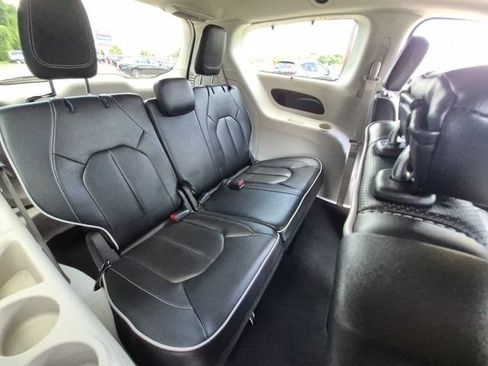 Used 2023 Chrysler Pacifica Limited FWD image 30