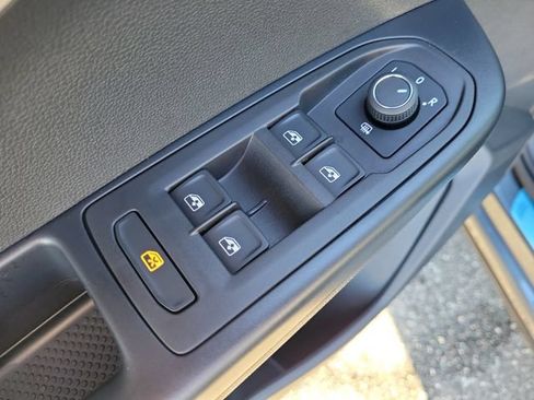 Certified 2025 Volkswagen Taos SE w/ Panoramic Sunroof Package FWD image 14