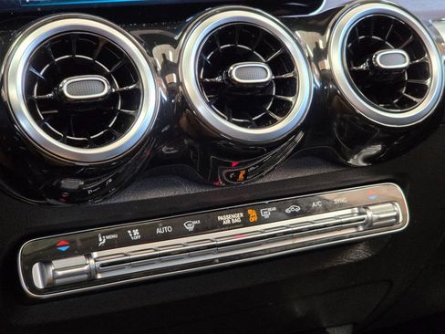 Used 2020 Mercedes-Benz GLB 250 4MATIC w/ Premium Package image 39