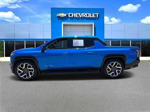 Used 2025 Chevrolet Silverado EV RST AWD/4WD image 6