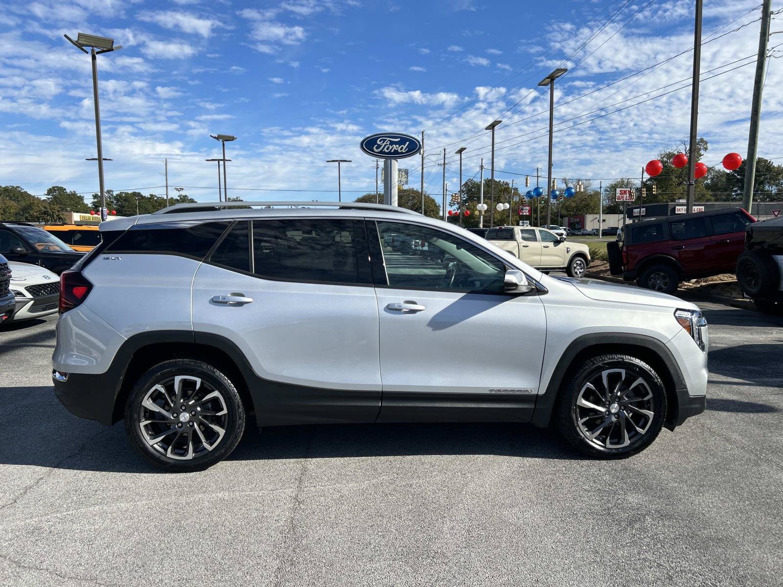 Used 2022 GMC Terrain SLT FWD image 2
