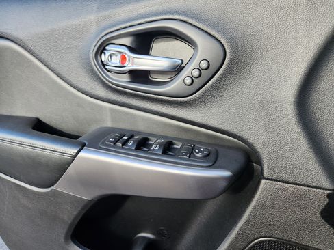 Used 2019 Jeep Cherokee Limited image 11