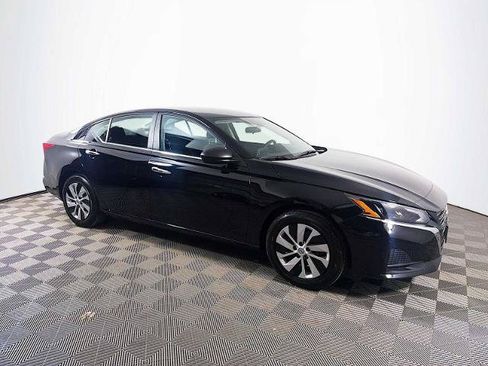 Certified 2025 Nissan Altima 2.5 S FWD image 3