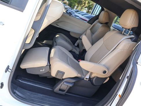 Used 2023 Toyota Sienna Limited FWD image 37