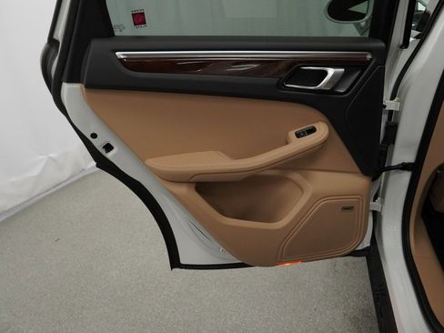 Used 2023 Porsche Macan image 43