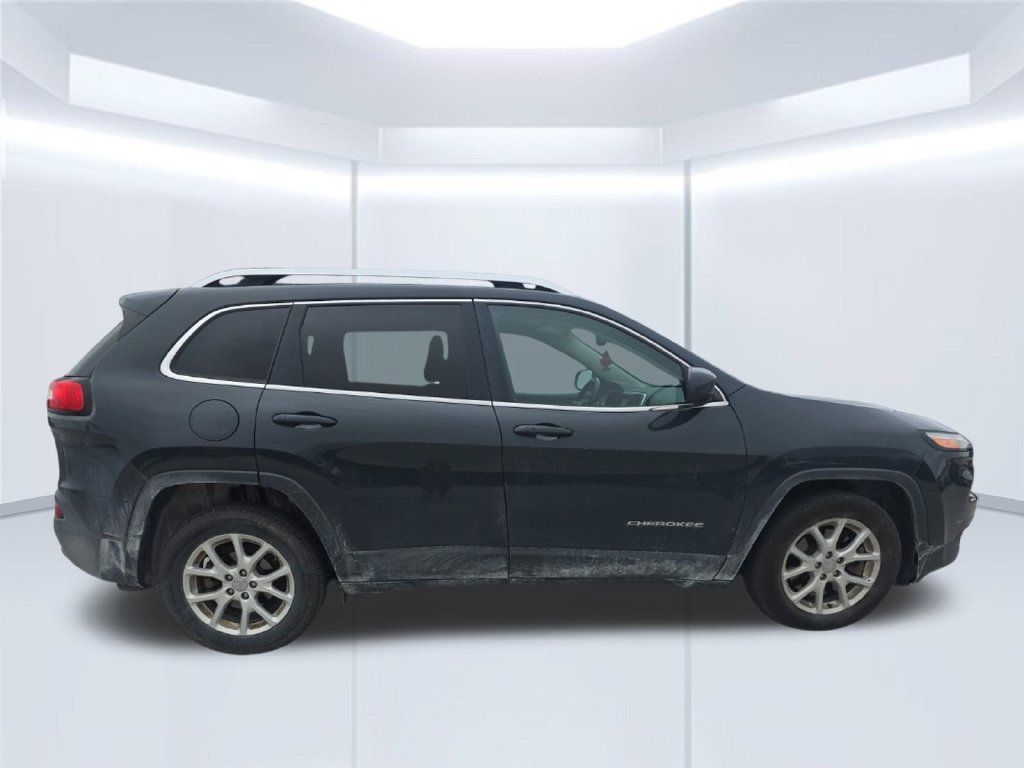 Used 2018 Jeep Cherokee Latitude Plus w/ Comfort/Convenience Group FWD image 5